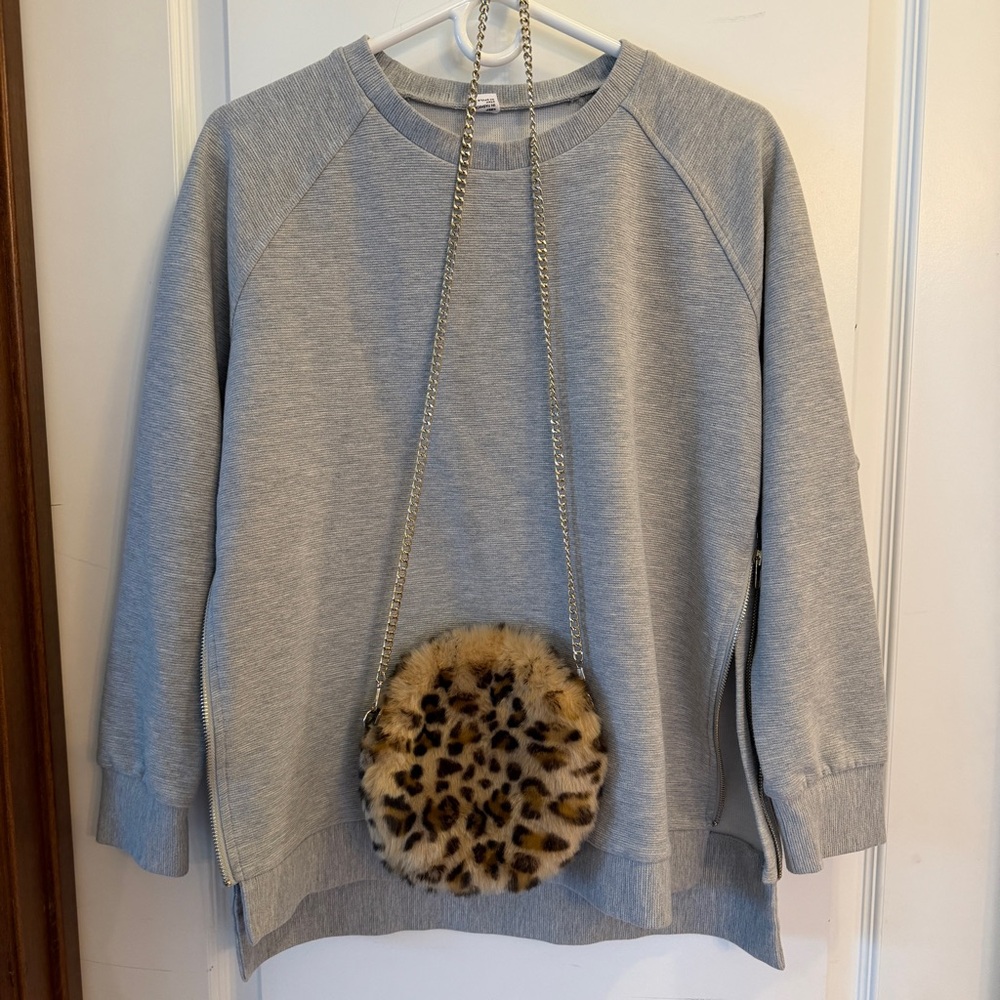 SET! Anrabess Gray Sweatshirt With Side Zippers + Leopard Print Fur Bag